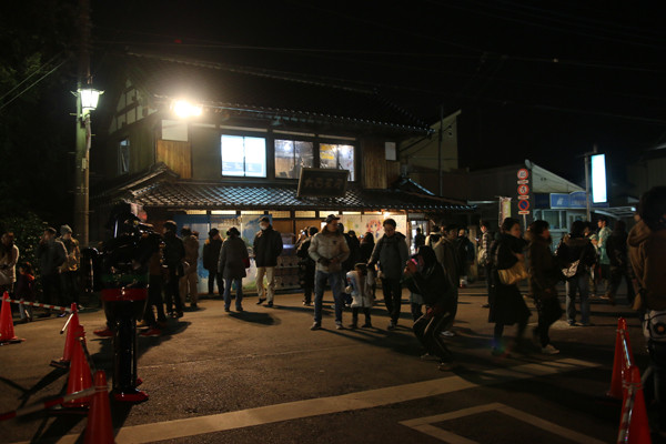 年越し前の大酉茶屋前 鷲宮神社2015年初売り