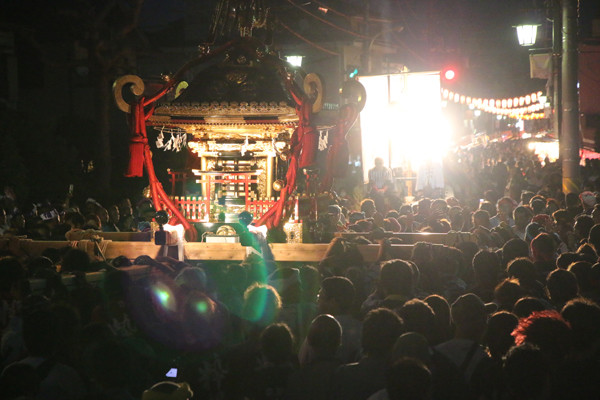 土師祭2014 先導ジープに照らされる千貫神輿