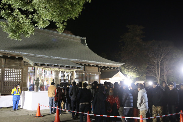 拝殿前の初詣の様子 鷲宮神社2015年初売り