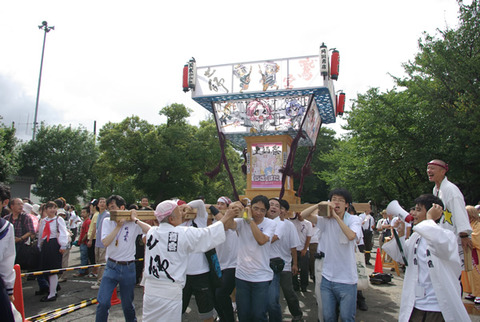土師祭2011 (14:24) らき☆すた神輿の担ぎ練習