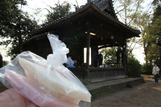 八甫鷲宮神社の神楽と紅白餅