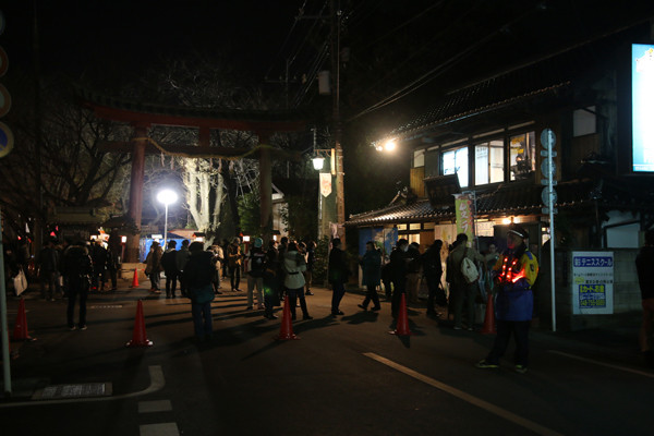 大晦日の大酉茶屋前 鷲宮神社2015年初売り