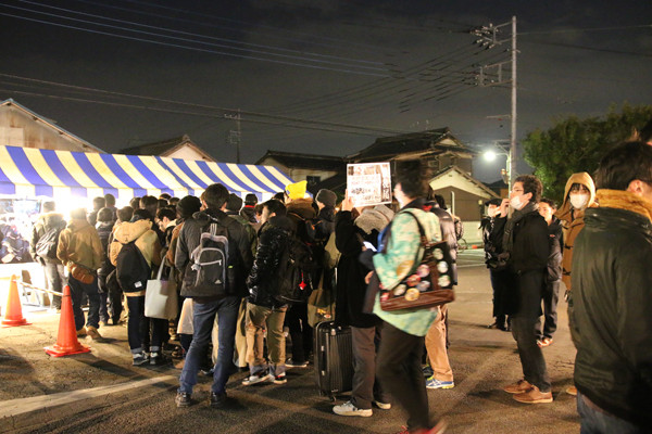 グッズ販売ブースの列2 鷲宮神社2015年初売り