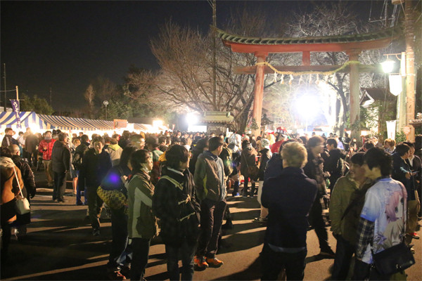 年越し時の大酉茶屋前 鷲宮神社2015年初売り