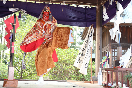 八甫鷲宮神社の神楽「第4座 降臨御先猿田彦鈿女之段 (こうりんみさきさるたひこうずめのまい)」
