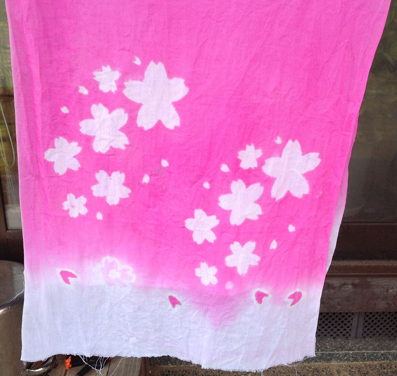 紅花型染め てぬぐいを染める