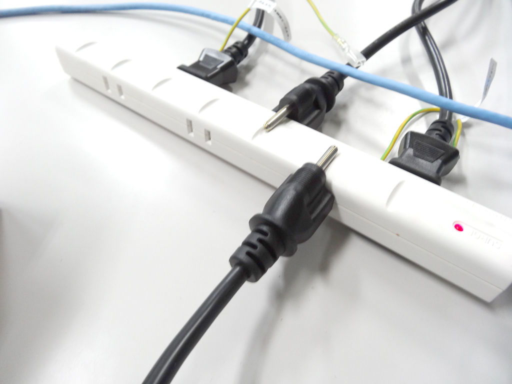 アース端子を避けるテーブルタップ 似非管理者の寂しい夜