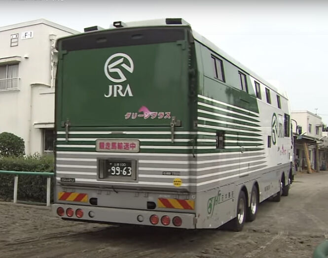 競走馬を運ぶ 馬運車 には近づくな 似非管理者の寂しい夜