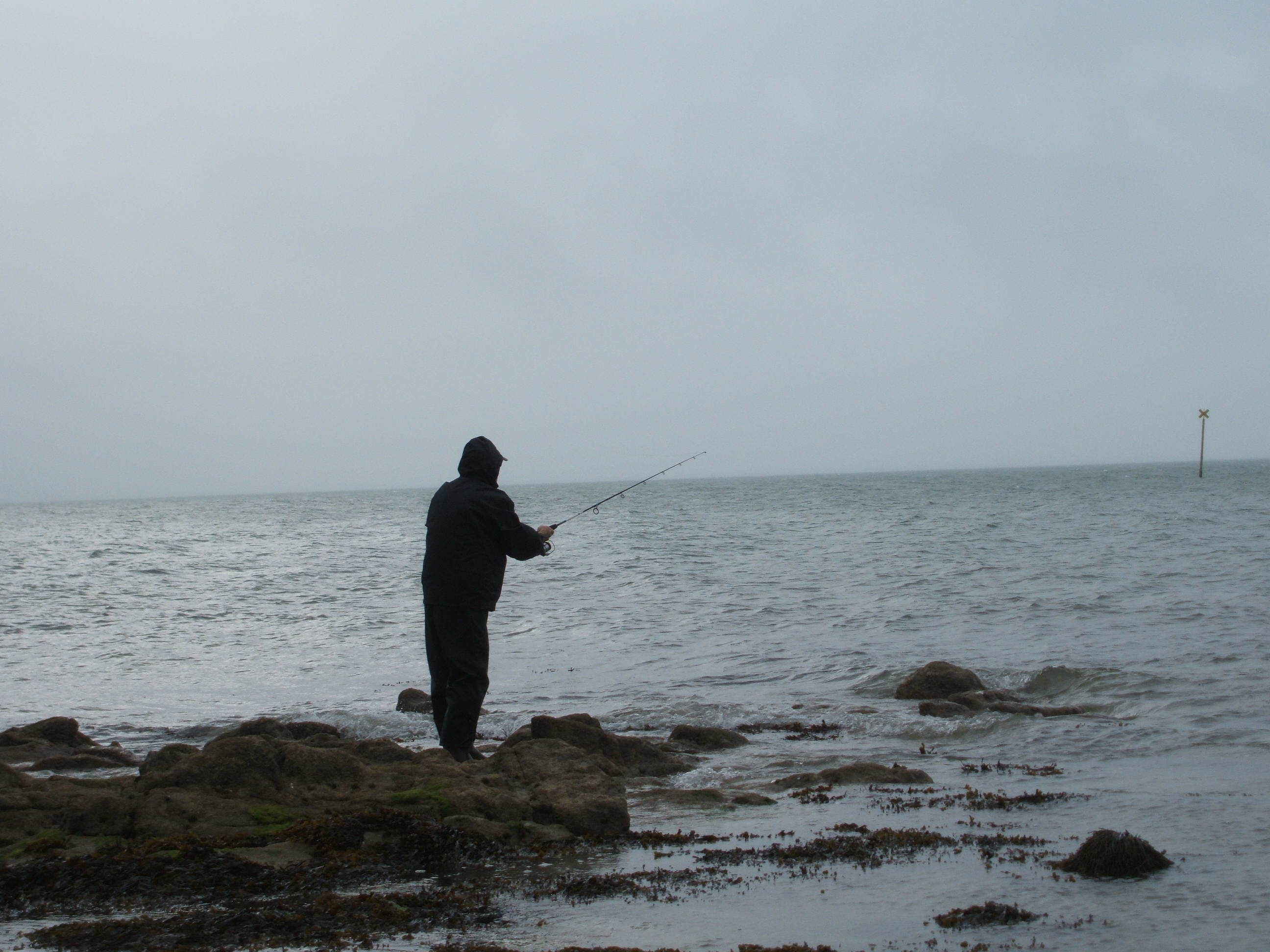 岩場釣りとスズキの粗塩焼き フランス リタイアとボランティアの生活