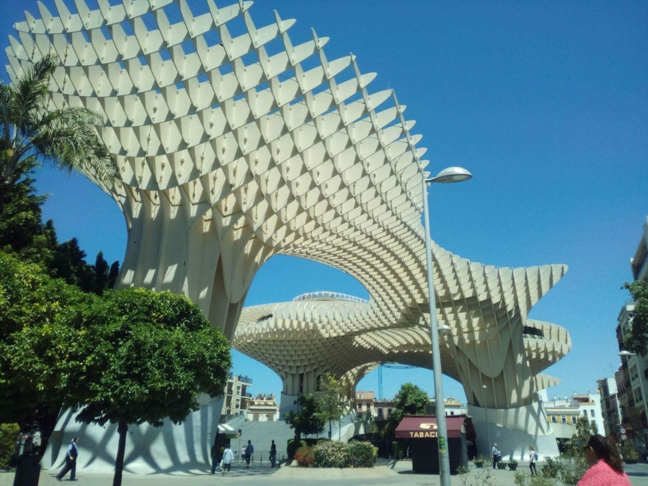 スペインのキノコ型近代建築物 スペイン発 フラメンコギターの響き スペインのキノコ型近代建築物 スペイン発 フラメンコギターの響き