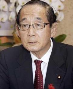 原田義昭環境相「レジ袋有料化義務付け、検討すべき」