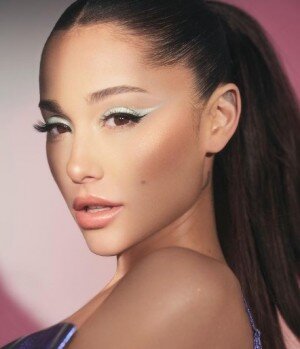 tec_arianagrande07270813-300x349_thum800