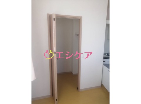 37526