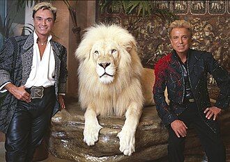 330px-Siegfried_&_Roy_by_Carol_M._Highsmith_(cropped)