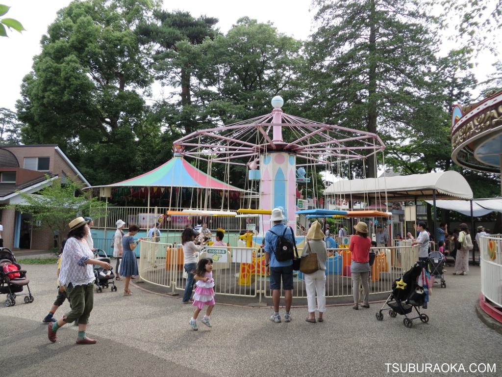 日曜日だからとは言っても随分にぎやかだ 井の頭自然文化園は動物園のなかに遊具がたくさんあって子供達には人気があるようだ こだわり百貨店 Tsuburaoka Com