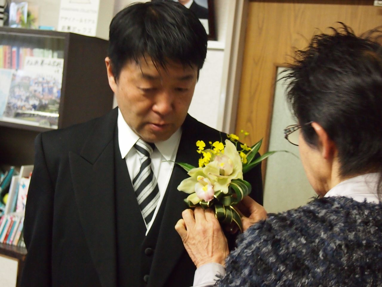地元の小学校の卒業式に参列 千日紅の会