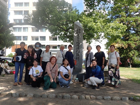 移動演劇さくら隊原爆殉難碑前にて