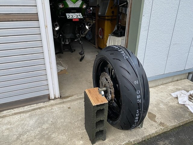 ZX-14Rタイヤ交換（後輪） : euro_garage Diary