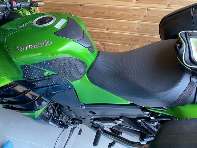 ZX-14Rシートのアンコ抜き : euro_garage Diary ZX-14Rシートのアンコ抜き : euro_garage Diary
