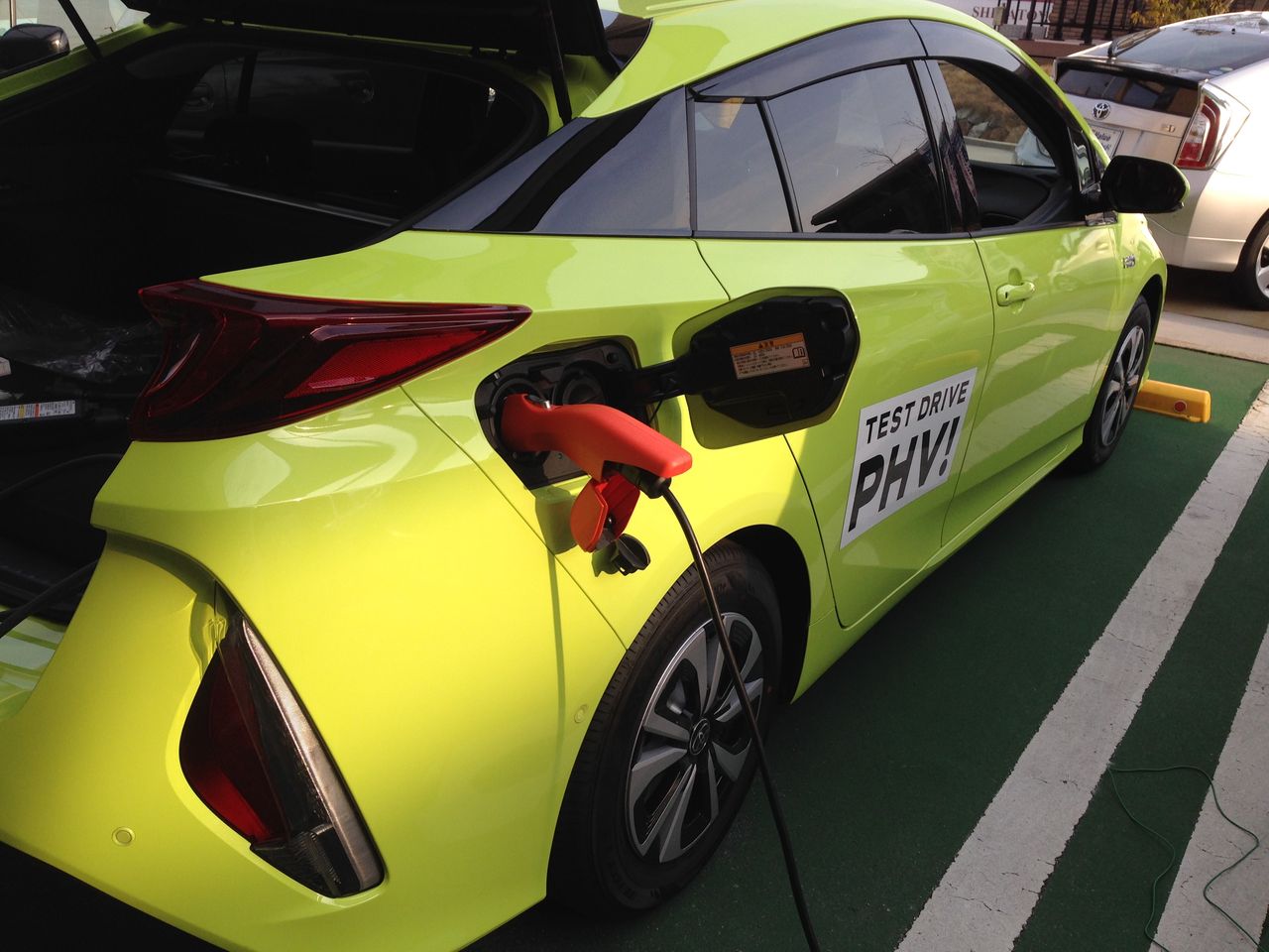 プリウスphvで充電 電気自動車ニュース プリウスphvで充電 電気自動車ニュース