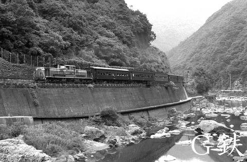 真夏の昼下がり 武庫川渓谷を行き交うDD51牽引客車列車 福知山線