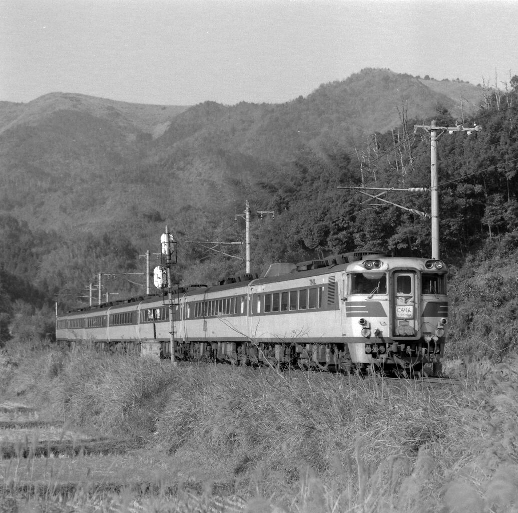 架線下を走るキハ82系特急にちりん 日豊本線 1976年12月 : G鉄グラフィティ