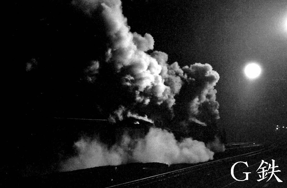 都城23時4分 C57重連貨物列車出発進行 1974年4月 : G鉄グラフィティ
