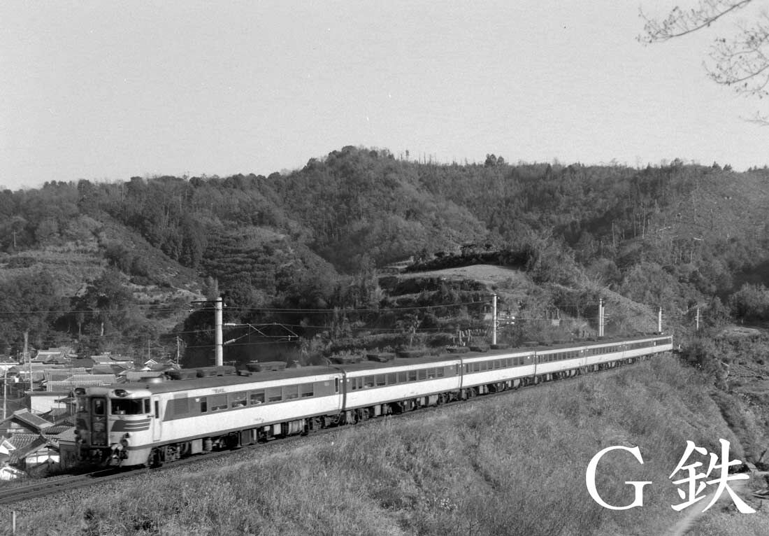 架線下を走るキハ82系特急にちりん 日豊本線 1976年12月 : G鉄グラフィティ