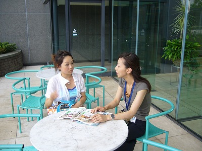 先輩インターン生の高橋さんを会社訪問した片柳さん 町田市議会議員 吉田つとむはインターネットを武器とする