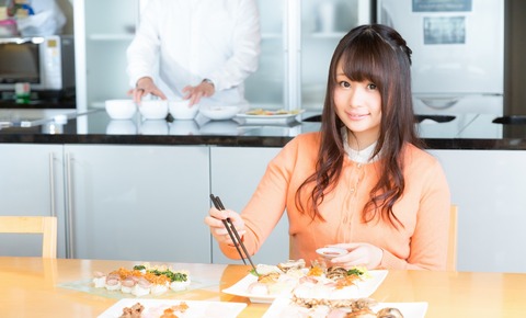 食レポ中の人気女性アナウンサー