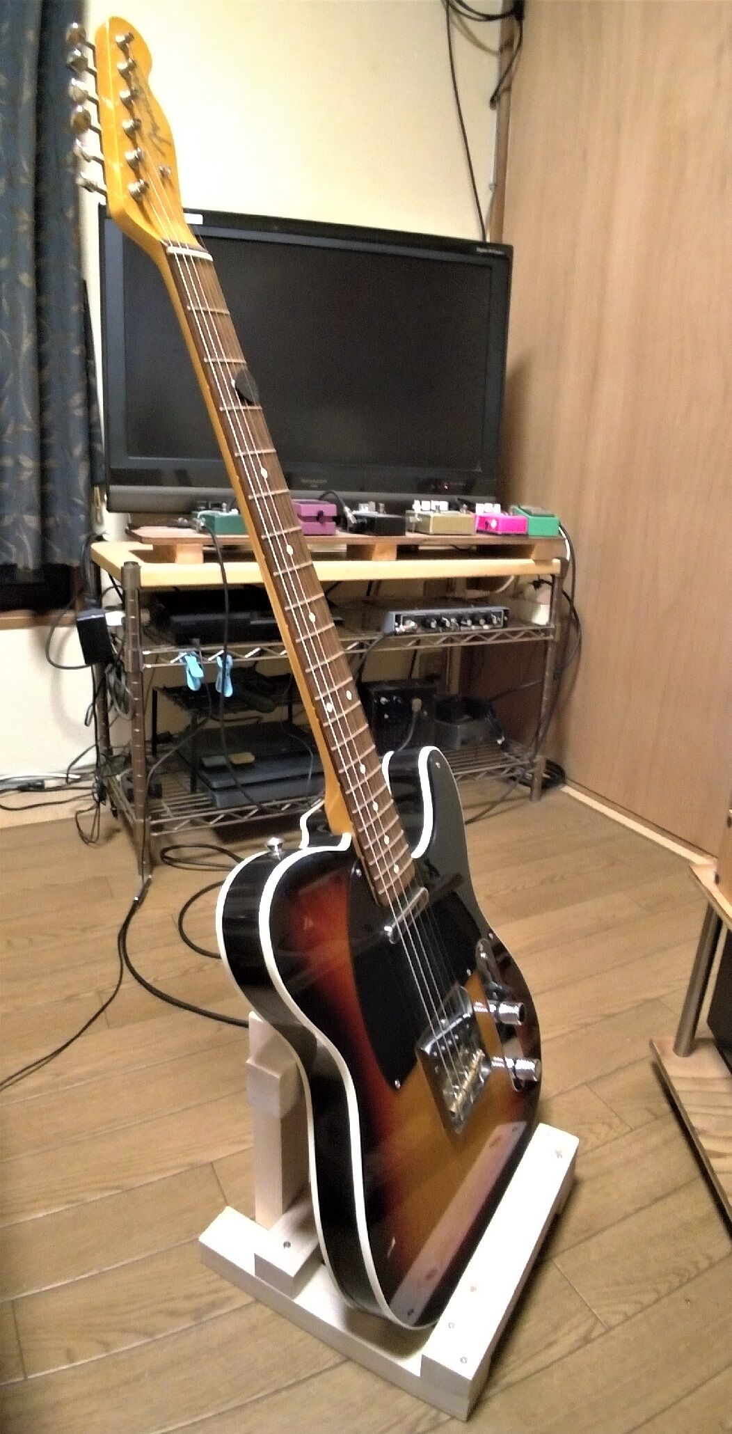 超簡単 ホムセン材料で ギタースタンド 作成 : エフェクターMOD日誌など