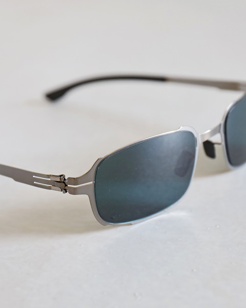 ic!berlin-tyler-shinygraphite-1350-f