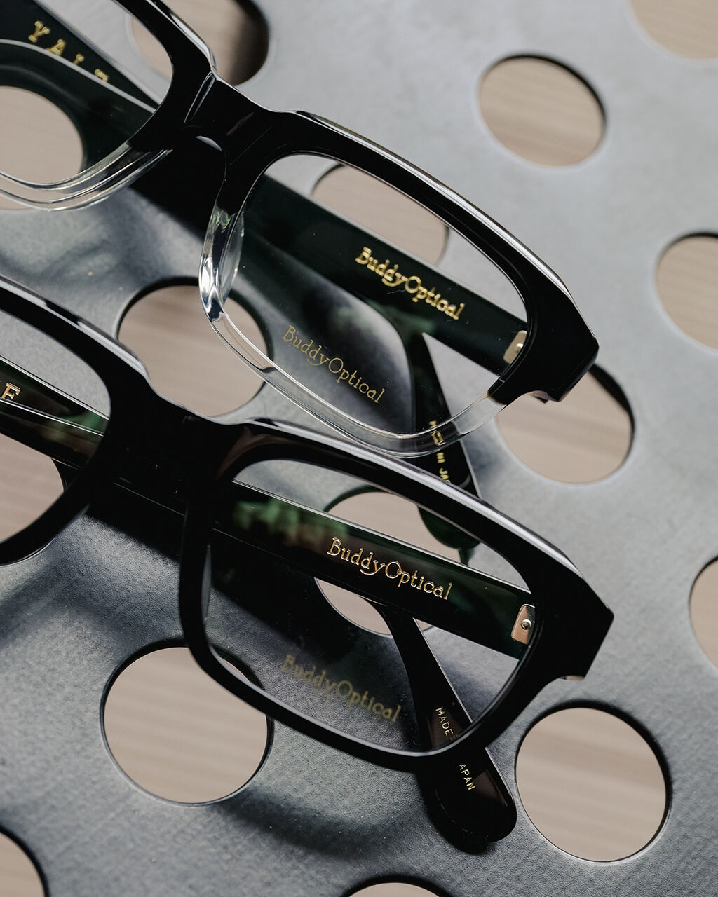 どんなスタイルにも馴染む、計算された存在感。」 BuddyOptical