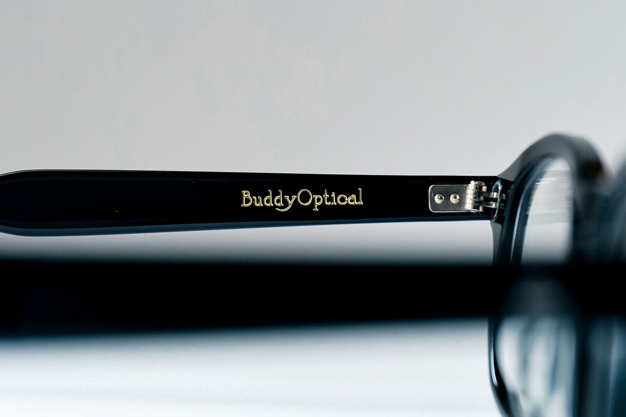 ほんのり上がる目尻ライン。メガネでさりげなくリフトアップ