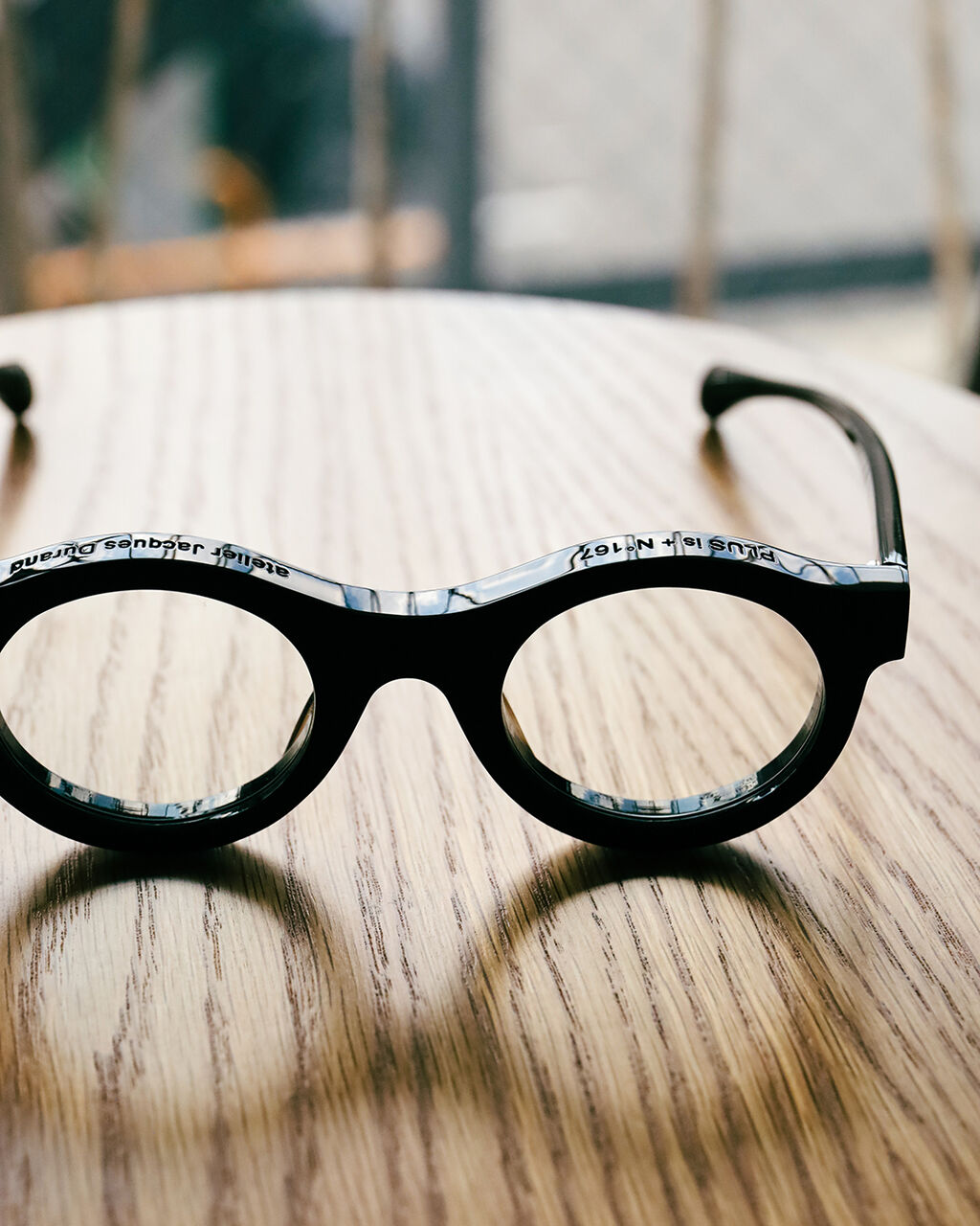 計算された重厚感。ほんの数ミリの違いが、掛ける人の印象を変える