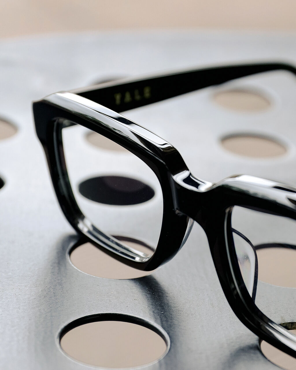 どんなスタイルにも馴染む、計算された存在感。」 BuddyOptical