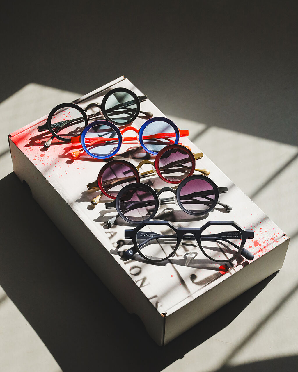 このサングラス、あなたの個性を“ちょっといい感じ”にチューニングし