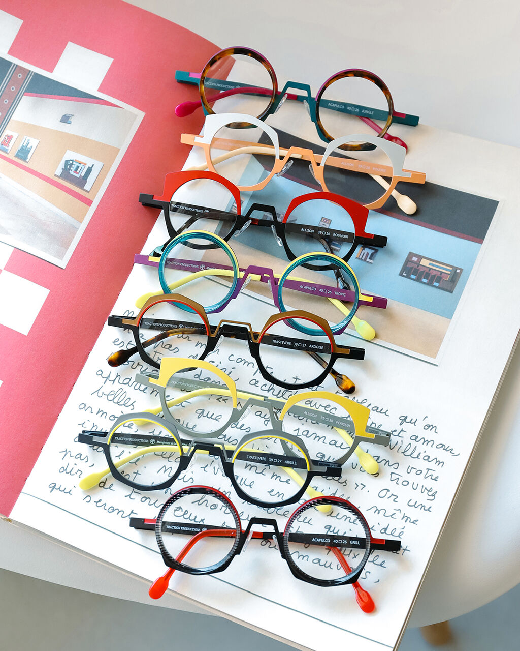 視線集中。サイズは小さく、存在感は大胆に。」 ― フランス発 TRACTION