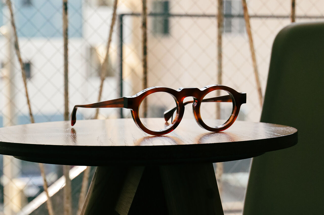 計算された重厚感。ほんの数ミリの違いが、掛ける人の印象を変える