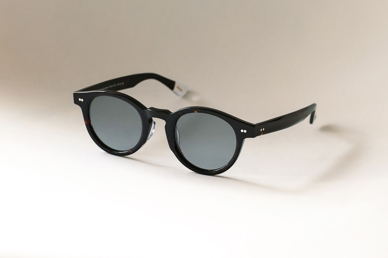 装いに、余裕と色気をひと足し。」 WAITING FOR THE SUN sunglasses