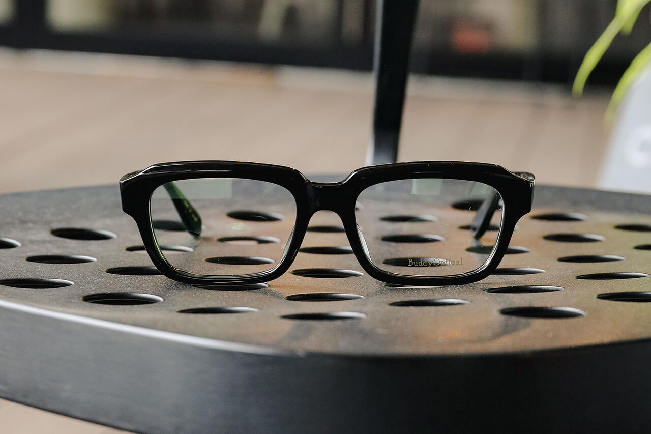 どんなスタイルにも馴染む、計算された存在感。」 BuddyOptical