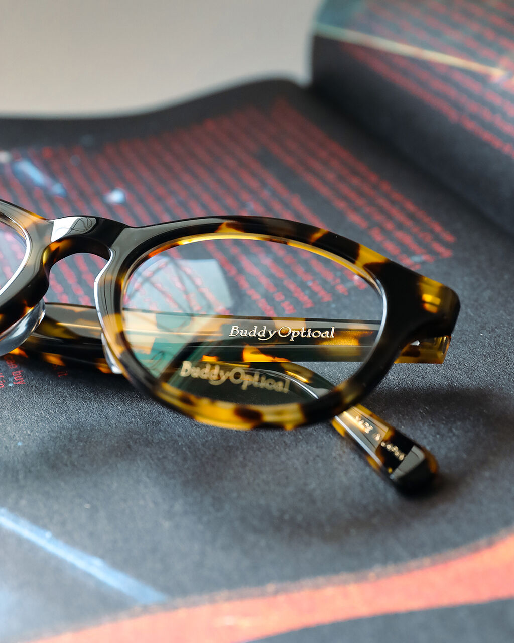 ほんのり上がる目尻ライン。メガネでさりげなくリフトアップ