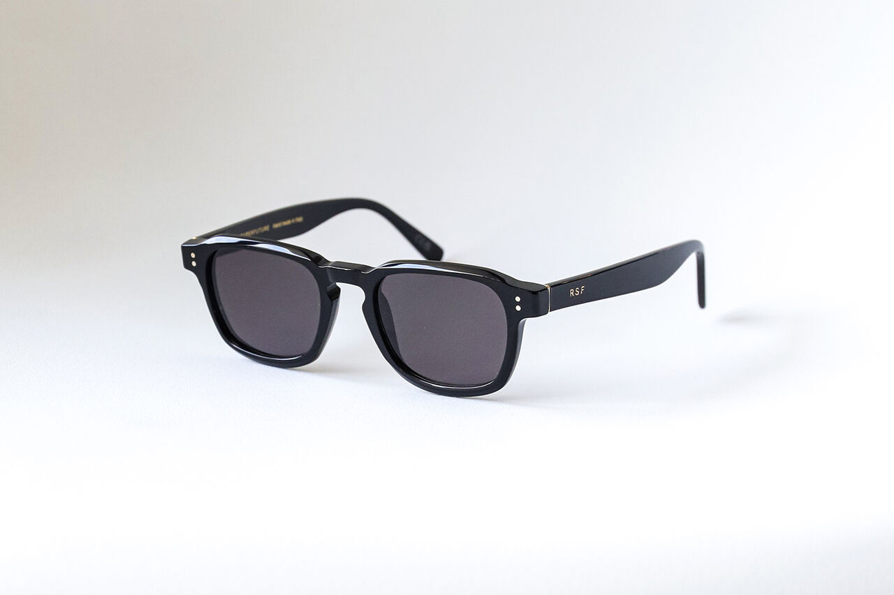サングラス迷子のあなたに、2つの黒を。 黒縁の向こうにある