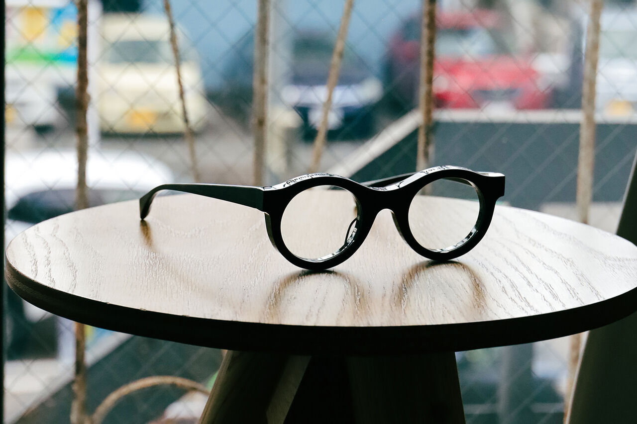 計算された重厚感。ほんの数ミリの違いが、掛ける人の印象を変える