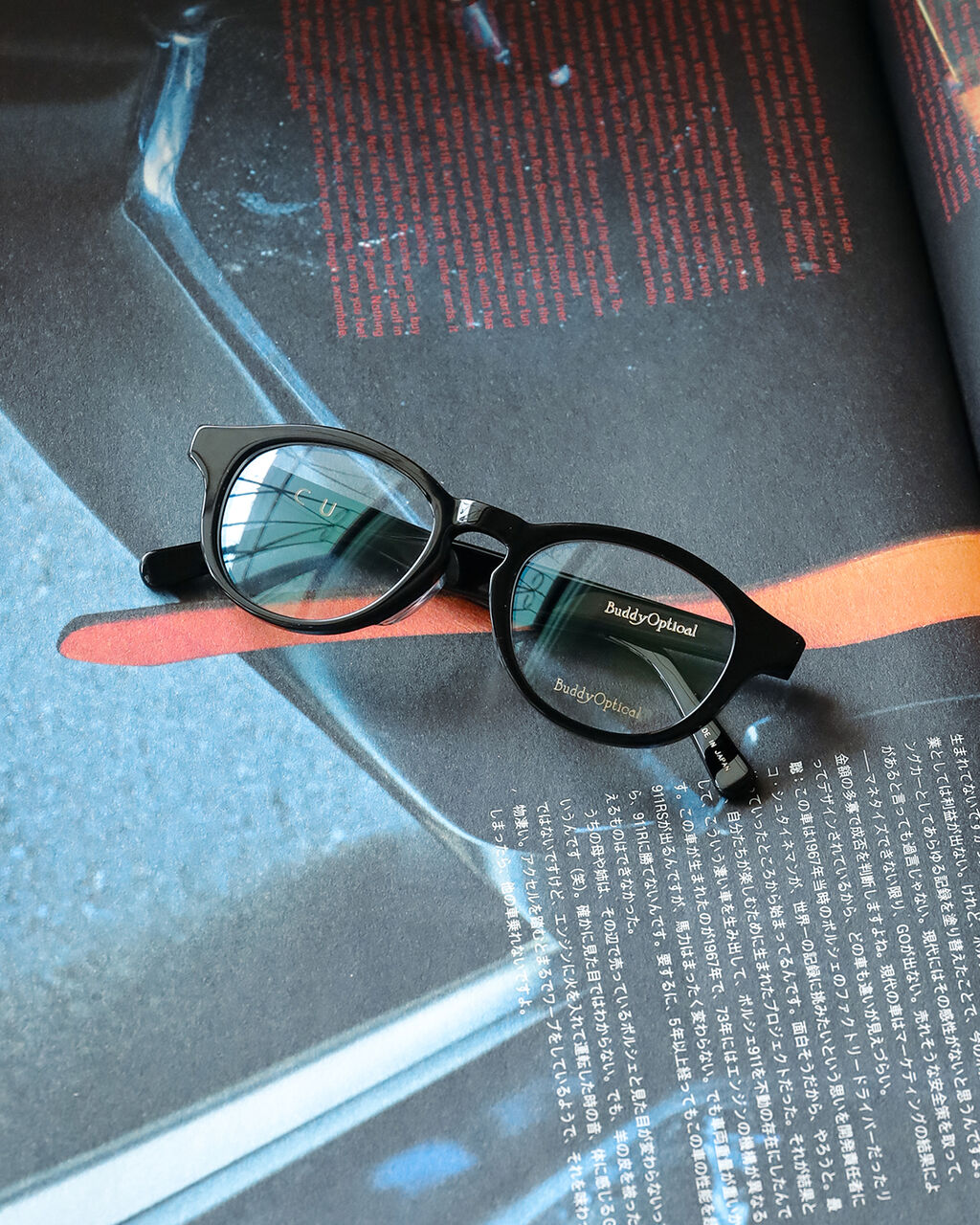 ほんのり上がる目尻ライン。メガネでさりげなくリフトアップ