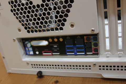 PCケース外側からバックパネルがはまったところ