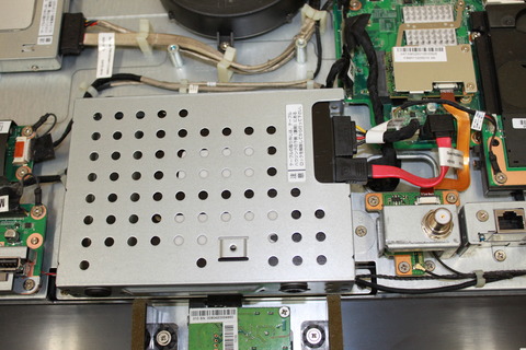電源ケープルとSATAケーブルを接続