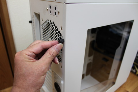 PCケースサイドパネルをはずす