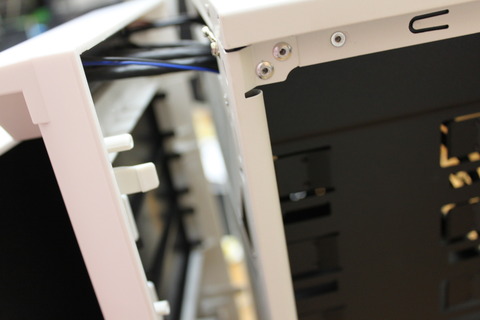 PCケースフロントパネルのツメを外しながらフロントパネルを前面に