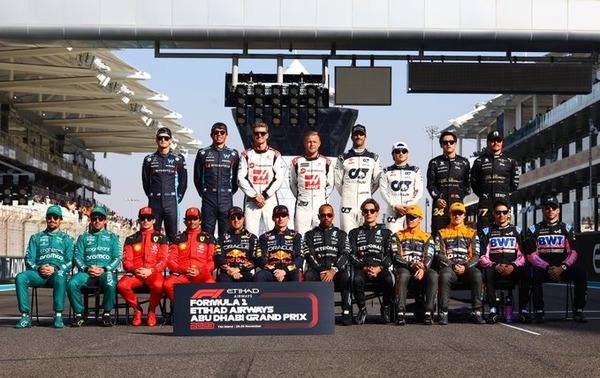 最終戦恒例のF1ドライバー集合写真:2023年F1アブダビGP